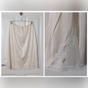 Vintage Vanity Fair Floral Embroidery Detail‎ Cream Nylon Half Slip Skirt Size M